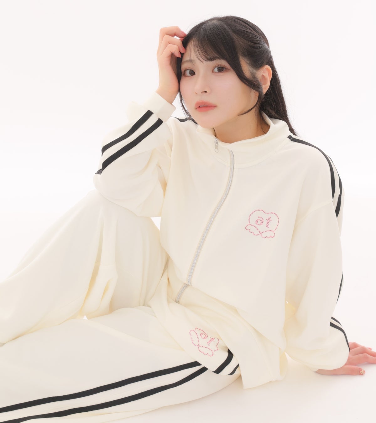 モデル：あっとほぉーむカフェ所属/ちあきゃん ■商品名：ジャージセットアップ 売価：¥3,520(税込) 品番（展開カラー）：583-0480(濃白) 展開サイズ：F