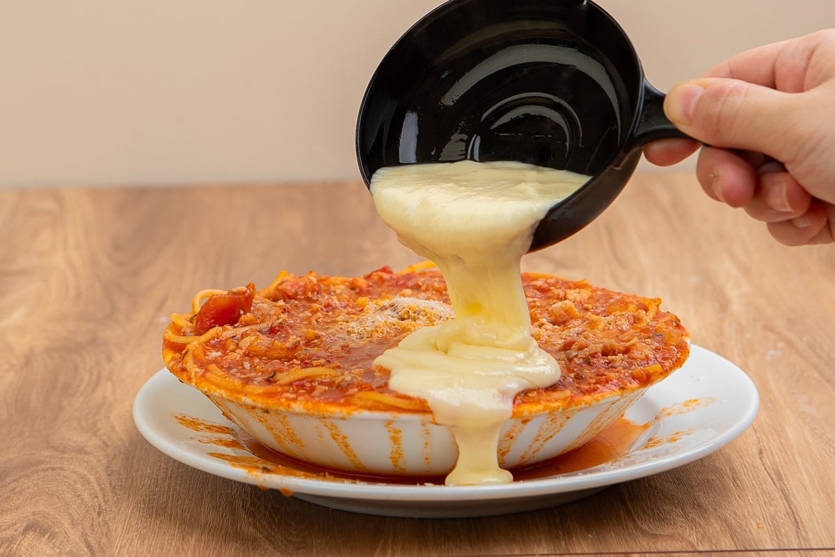 とろ〜り濃厚なチーズフォンデュと、完熟トマトの爽やかな酸味が絶妙に絡み合う、定番×フォンデュチーズのスープパスタ!