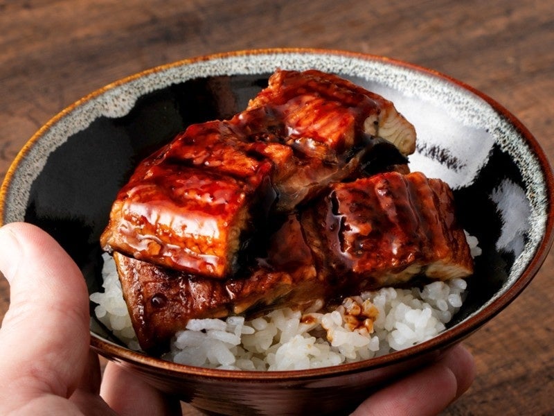 焼いたうなぎをご飯にのせてうな丼に！