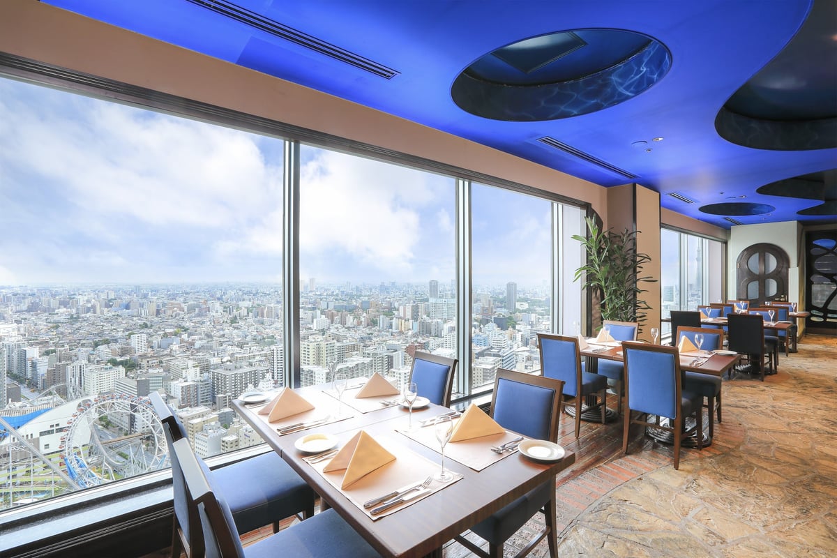 スカイラウンジ&ダイニング「アーティスト カフェ」店内