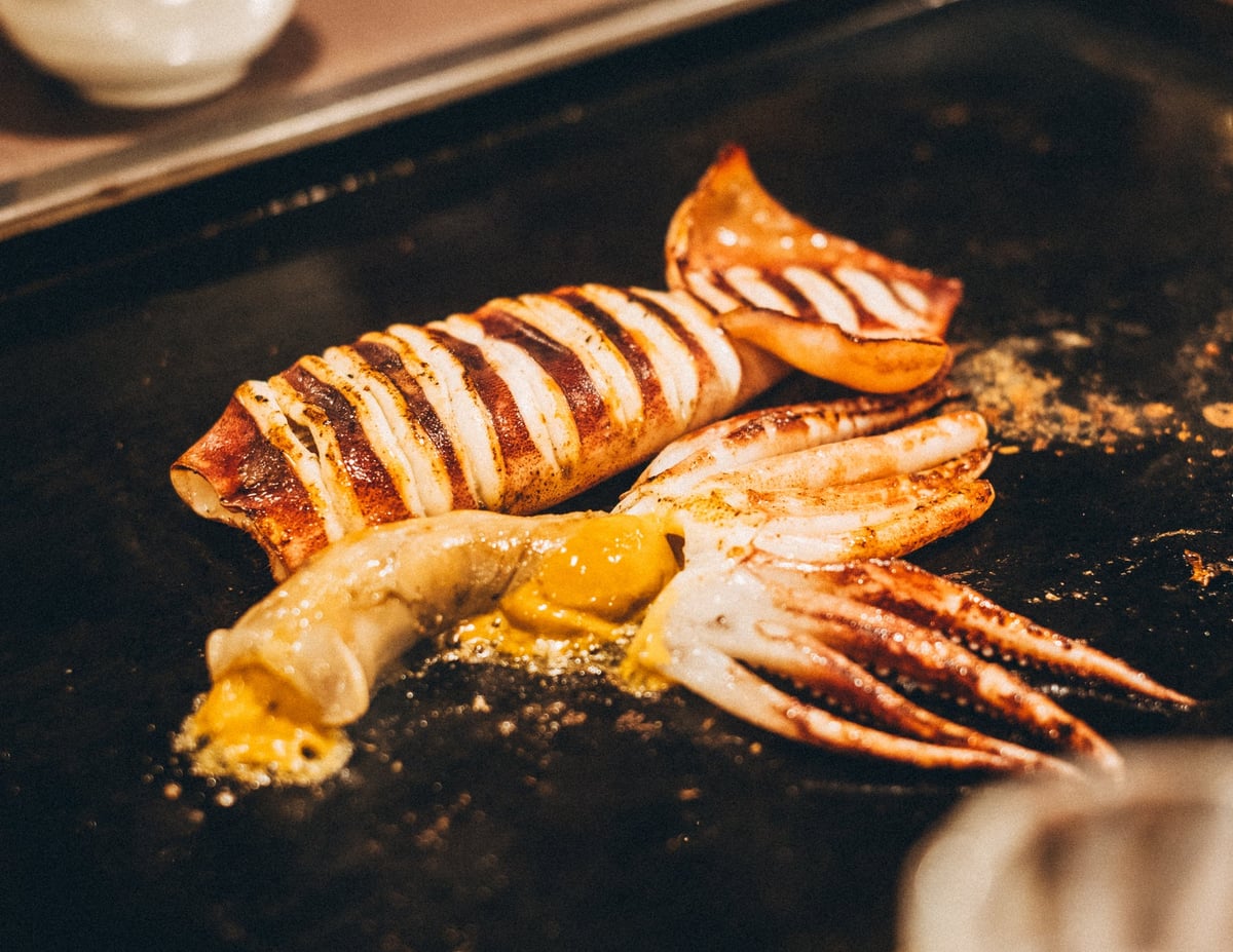 「いかの丸焼き(肝醤油)」刺身でも食べられるスルメイカを濃厚な肝とバター醤油で焼き上げる逸品。