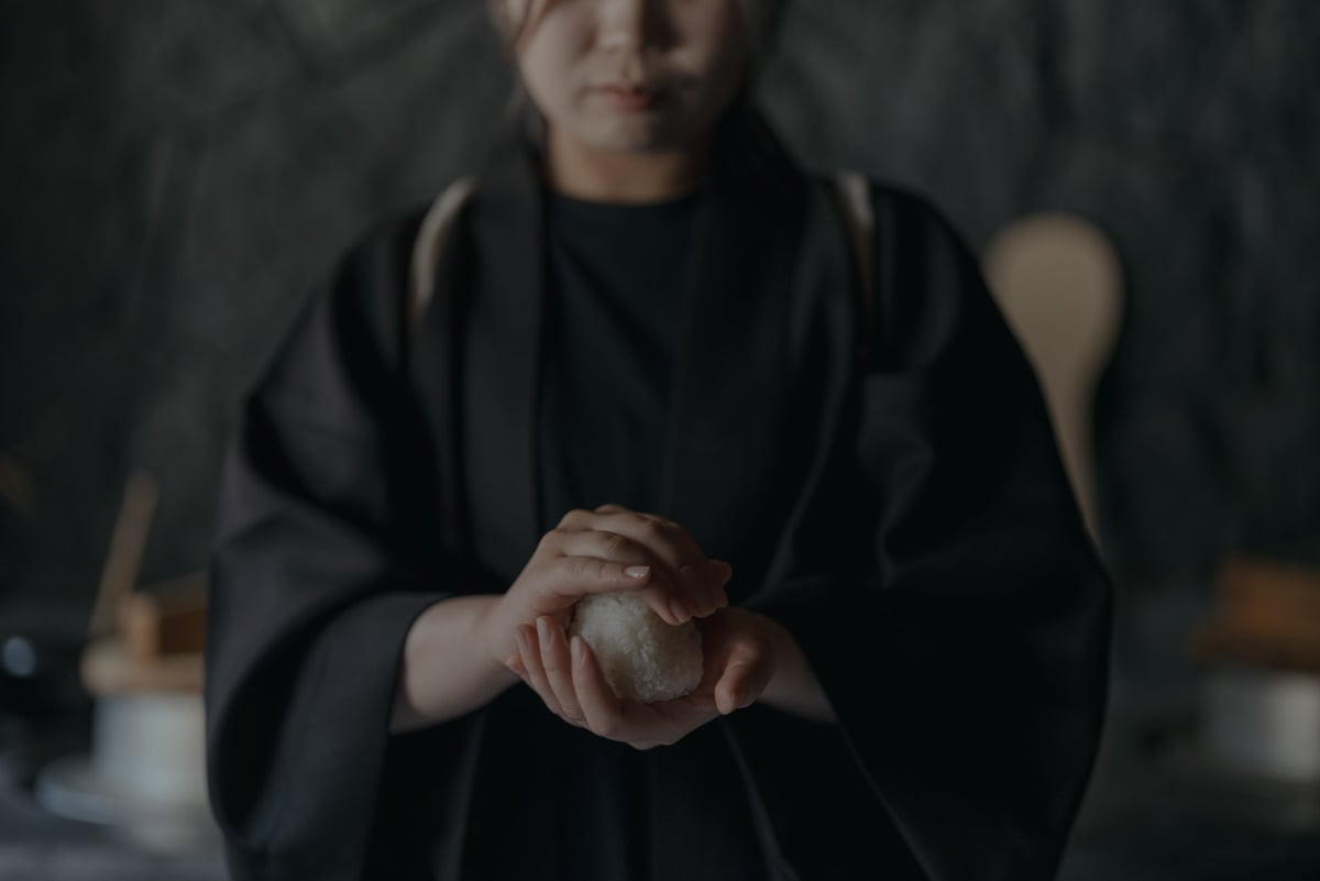 1つずつ丁寧に握ります。