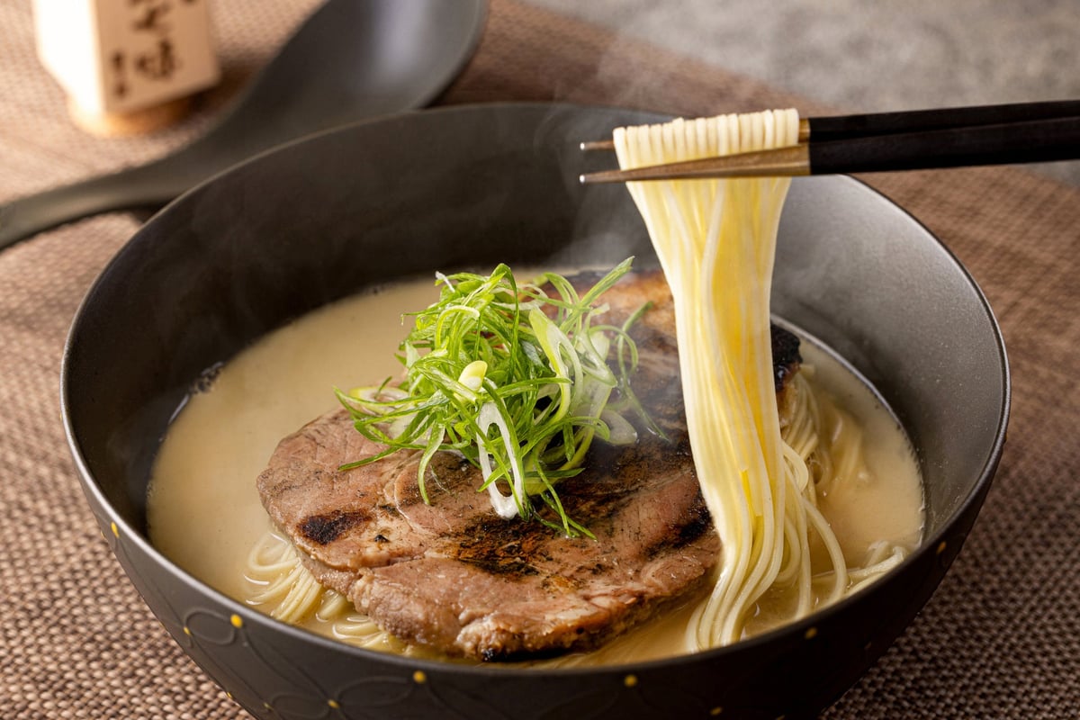 有田焼の器でご提供「ラーメン“花鶏”（あとり）～シェラトンオリジナルラーメン～」