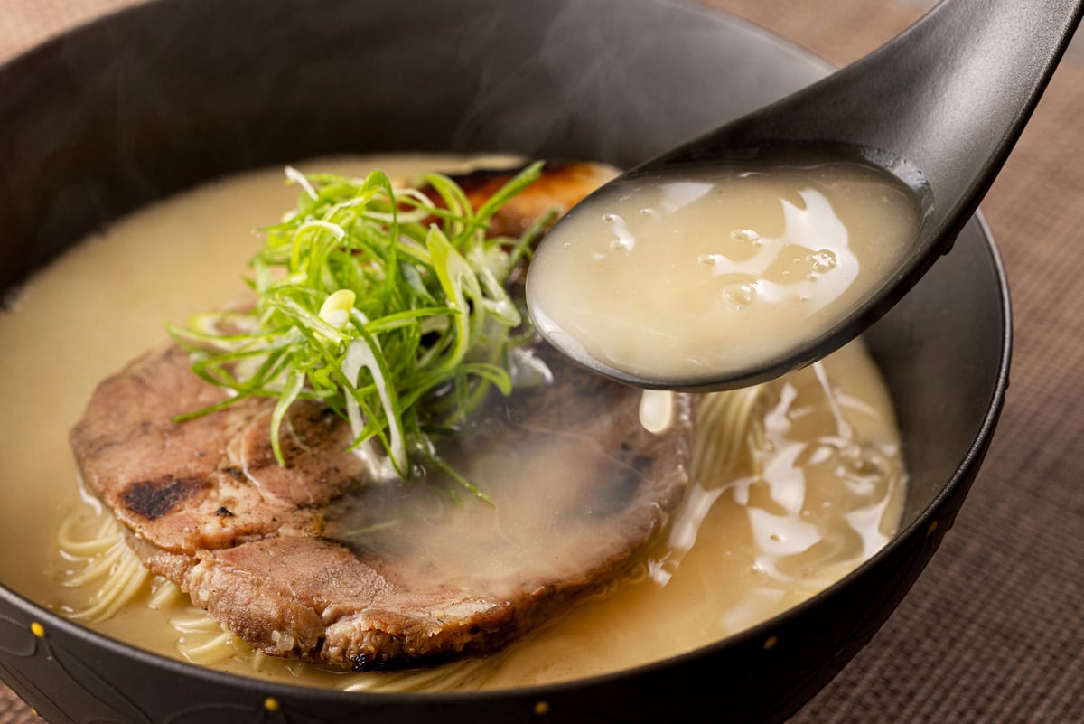 厳選された鶏を10時間かけて炊き出した濃厚な鶏白湯