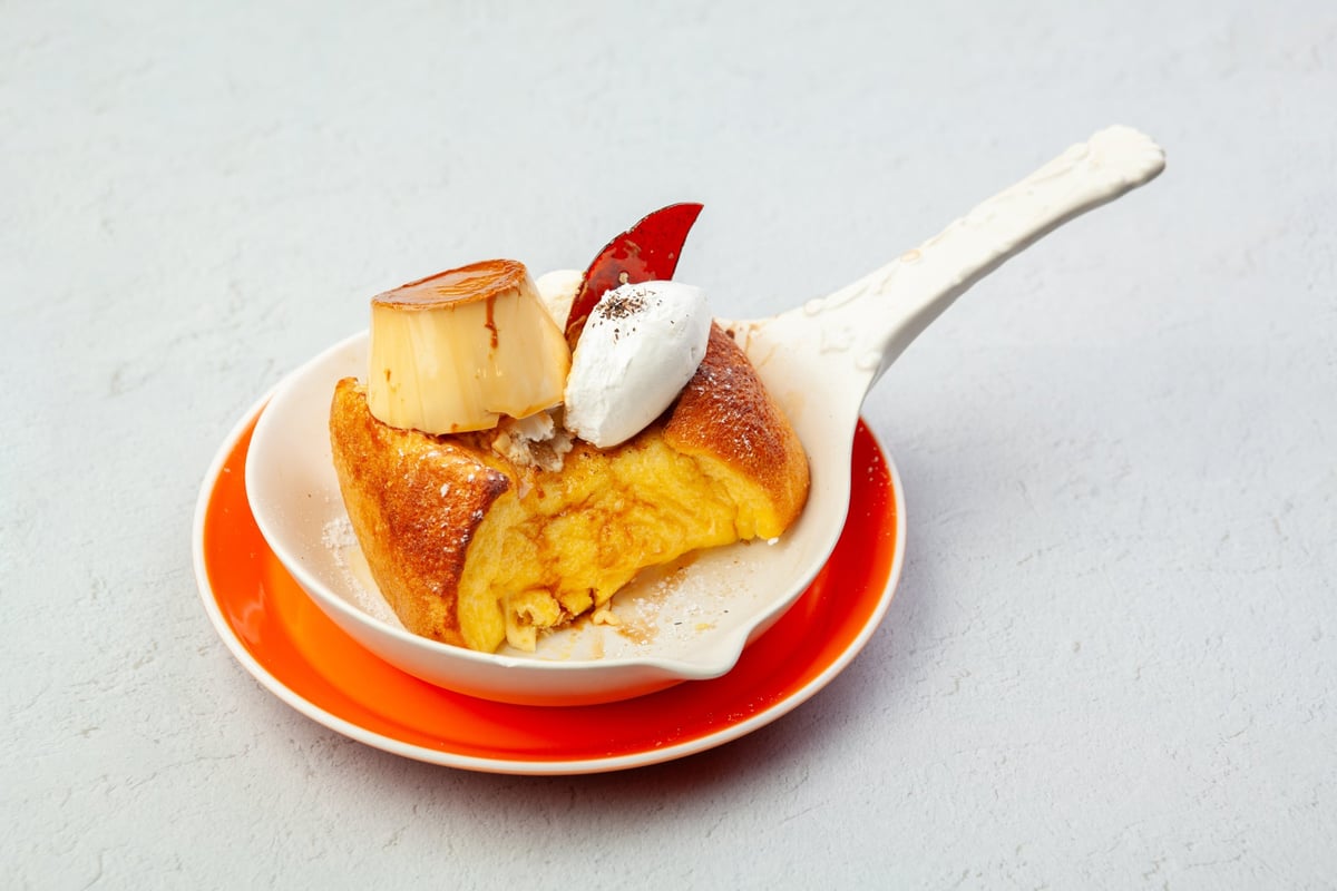 熱々のフレンチトーストにぷるぷるプリンが乗った一皿。甘い香りに包まれるデザートタイムを