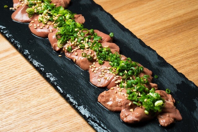 おおいた冠地鶏のレバーを低温調理した「合法レバ刺し」