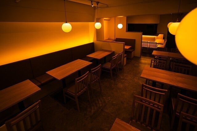 木の温もりを大切にした店内
