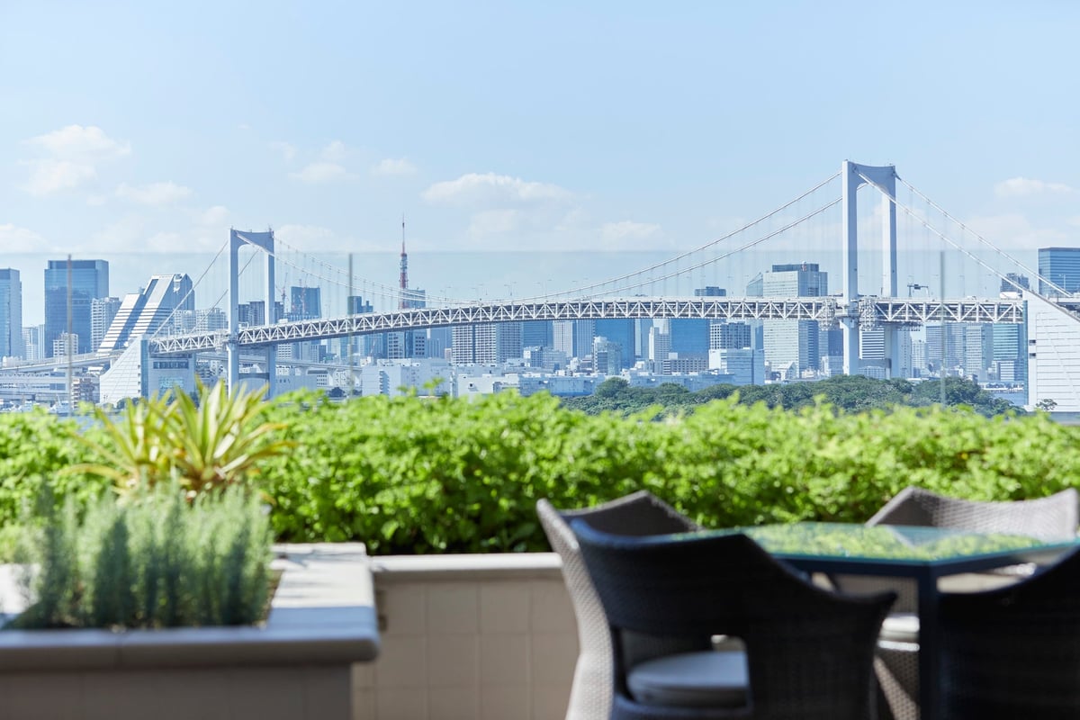 レインボーブリッジや東京タワーを望む開放的な空間で、秋限定のアフタヌーンティーを