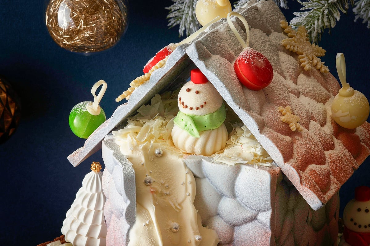 家の中には雪だるまとともにショートケーキが隠れている