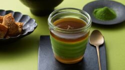 抹茶とわらび餅のプリン（黒蜜きな粉）価格：465円（本体価格：430円）