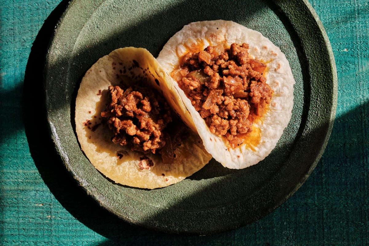 ひき肉、玉ねぎ、ケチャップ、クミンシードで作れる、超簡単キーマカレーのタコス!