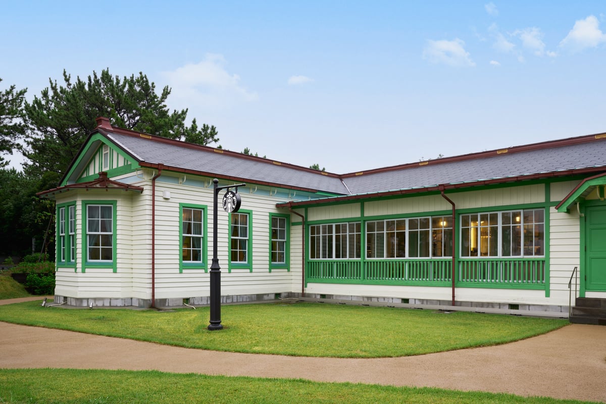 スターバックス「芳醇 巨峰 フローズン ティー」と「チラックス ソーダ 巨峰」が横浜海の公園店で初登場