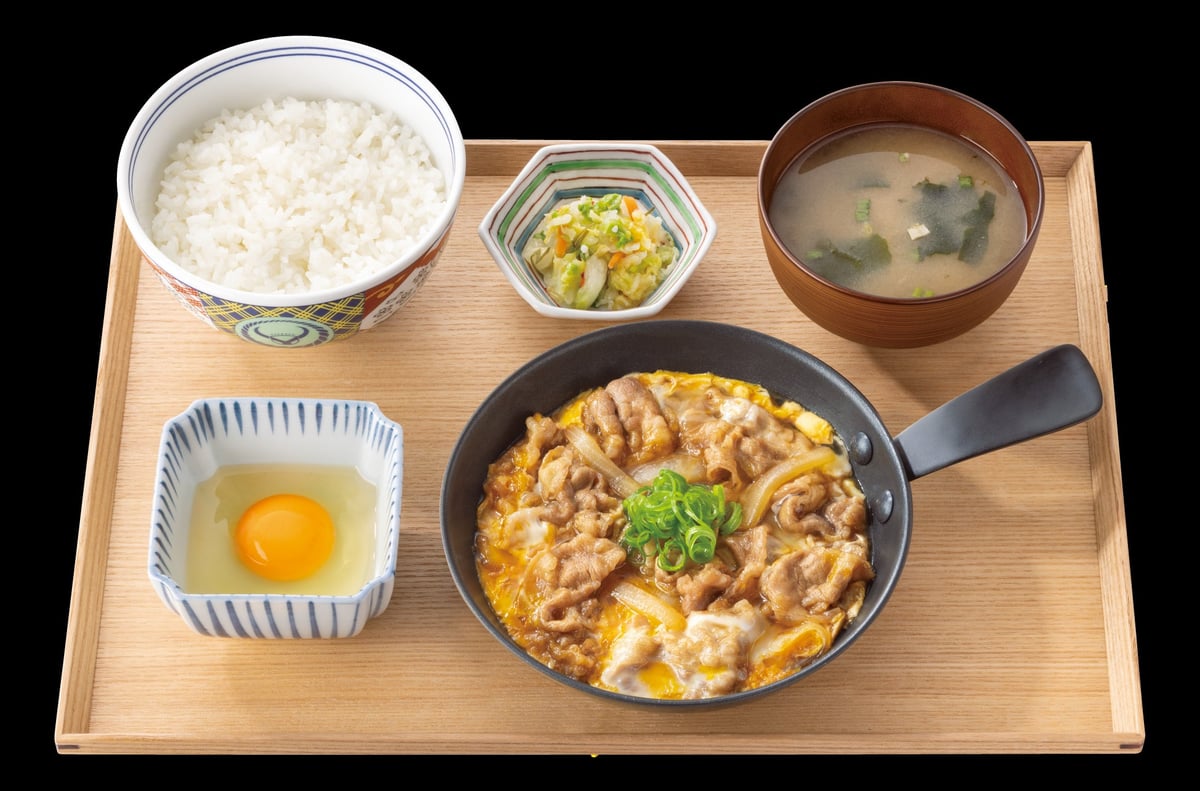 吉野家「月見牛とじ御膳」「月見牛とじ丼」本日から無料キャンペーンも
