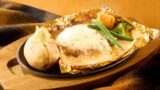 7種チーズのフォンデュ風包み焼きハンバーグ 145g：1,290円（税込1,419円） 110g：1,190円（税込1,309円） 7種のチーズ（ステッペン・チェダー・レッドチェダー・ゴーダ・ブルーチーズ・モッツァレラ・パルメザン）を使ったたっぷりのチーズソースで、チーズの味わいを存分にご堪能いただける一品です。ガーリックが効いたトマトソースを合わせることで、程よい酸味とパンチをプラスしました。ハンバーグや具材、ベイクドポテトをチーズソースにたっぷり絡めてご堪能ください。 ※ 画像は145gです。