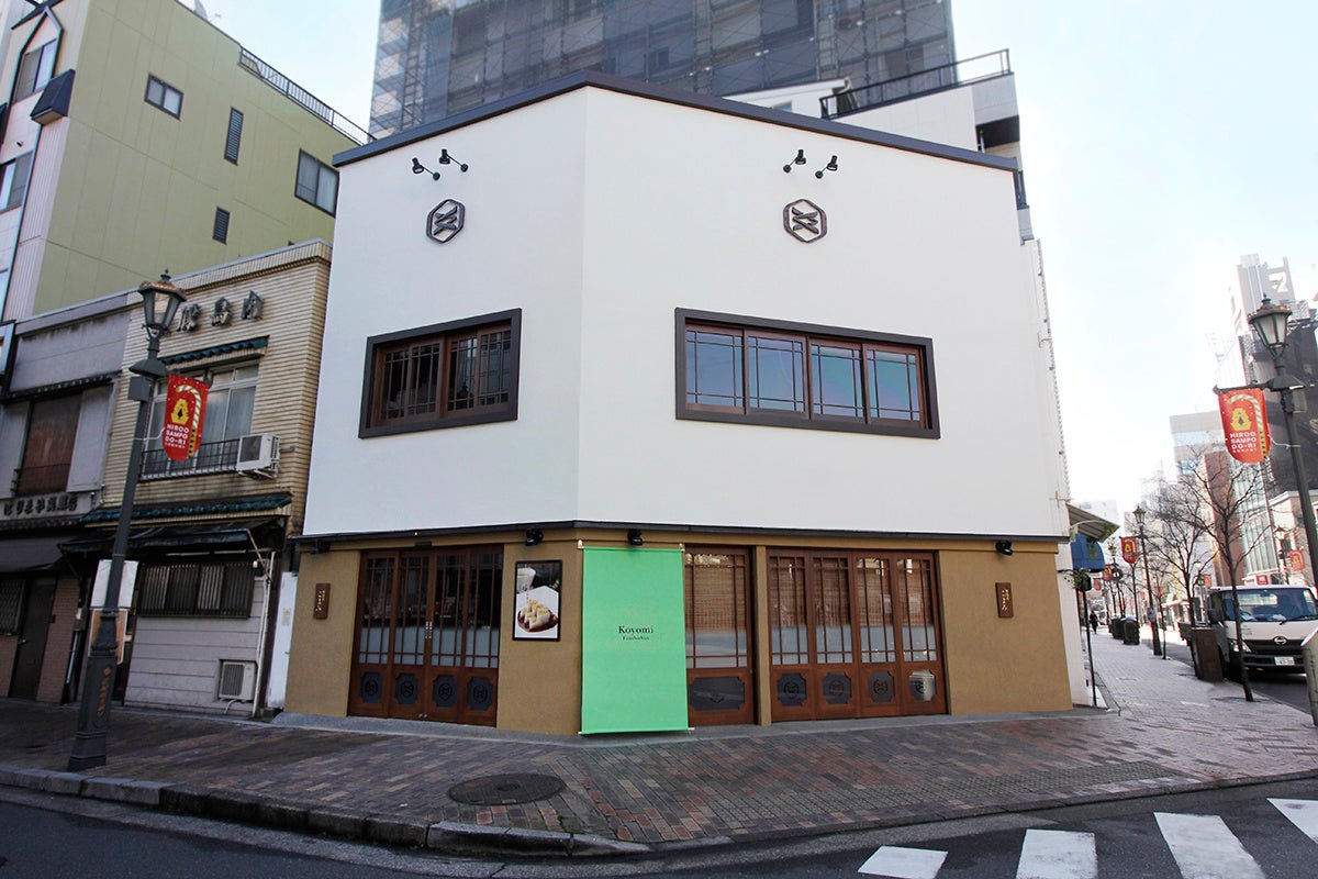 船橋屋こよみについて 船橋屋が創業200年を記念して立ち上げた姉妹ブランド。現在、広尾店・グランスタ東京店・エキュートエディション渋谷店・ペリエ千葉エキナカ店に店舗を構えております。看板商品である「くず餅プリン」をはじめ、季節ごとの旬を味わえるおしるこなど、和と洋を融合したオリジナルスイーツを展開。根元的な食の喜びが楽しさ、また健康や美につながればという願いを込めて。驚きやめずらしさよりも、飽きずに懐かしい、美味しく安全な商品を提供いたします。