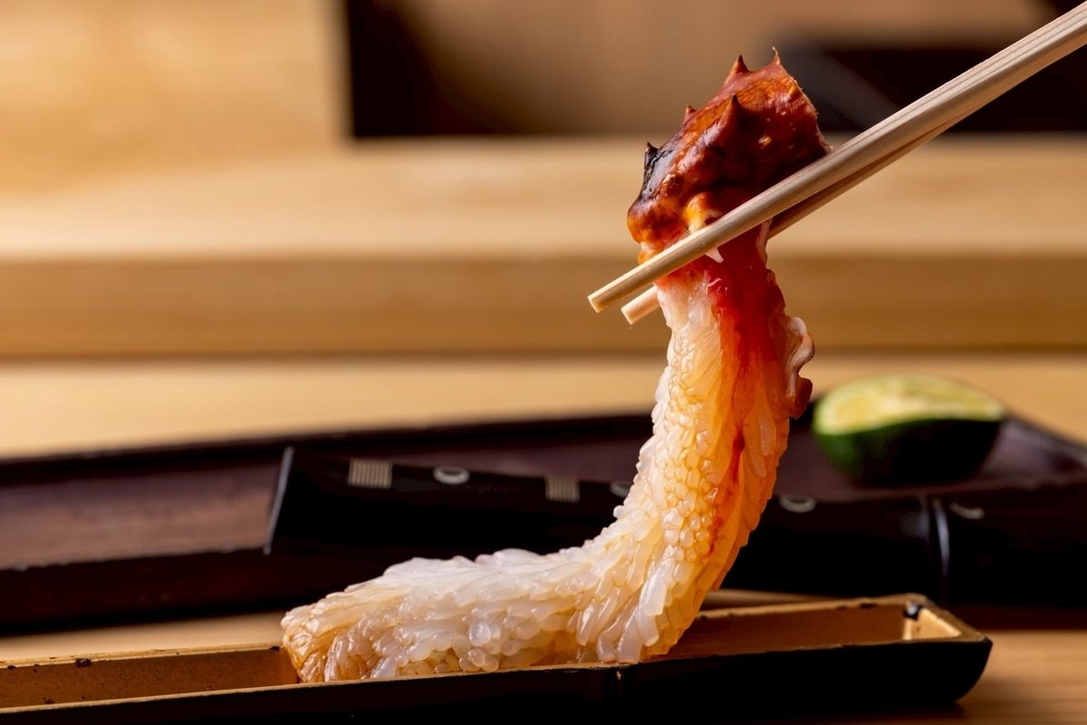 料理人が目の前で仕立てる一皿