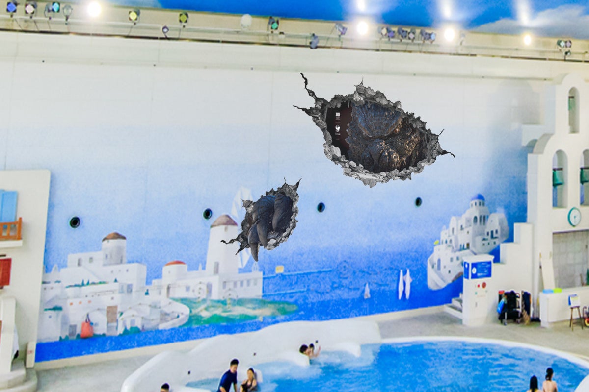 ゴジラがユネッサンに襲来⁈ 襲撃を追体験！ 〈開催場所〉水着で遊べる温泉「ユネッサン」 屋内エリア「神々のエーゲ海」横の壁面 〈開催期間〉2026年10月10日(土)～2027年1月4日（月） 〈営業時間〉平日10：00～18：00 土日祝9：00～19：00
