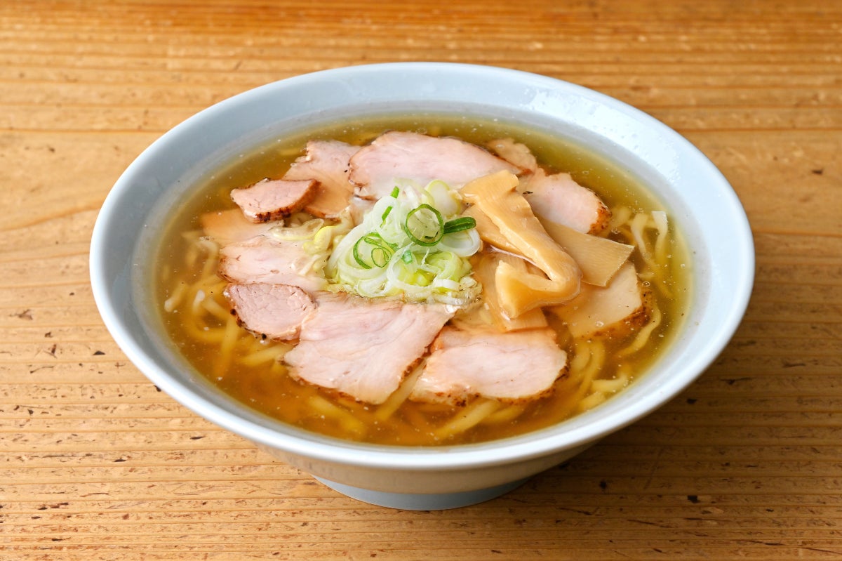 中華そば858円熱々でなみなみのスープに、たっぷりの肉。すすった瞬間にわかる、シンプルでうまいやつ。飽きのこないショッパウマな一杯です。