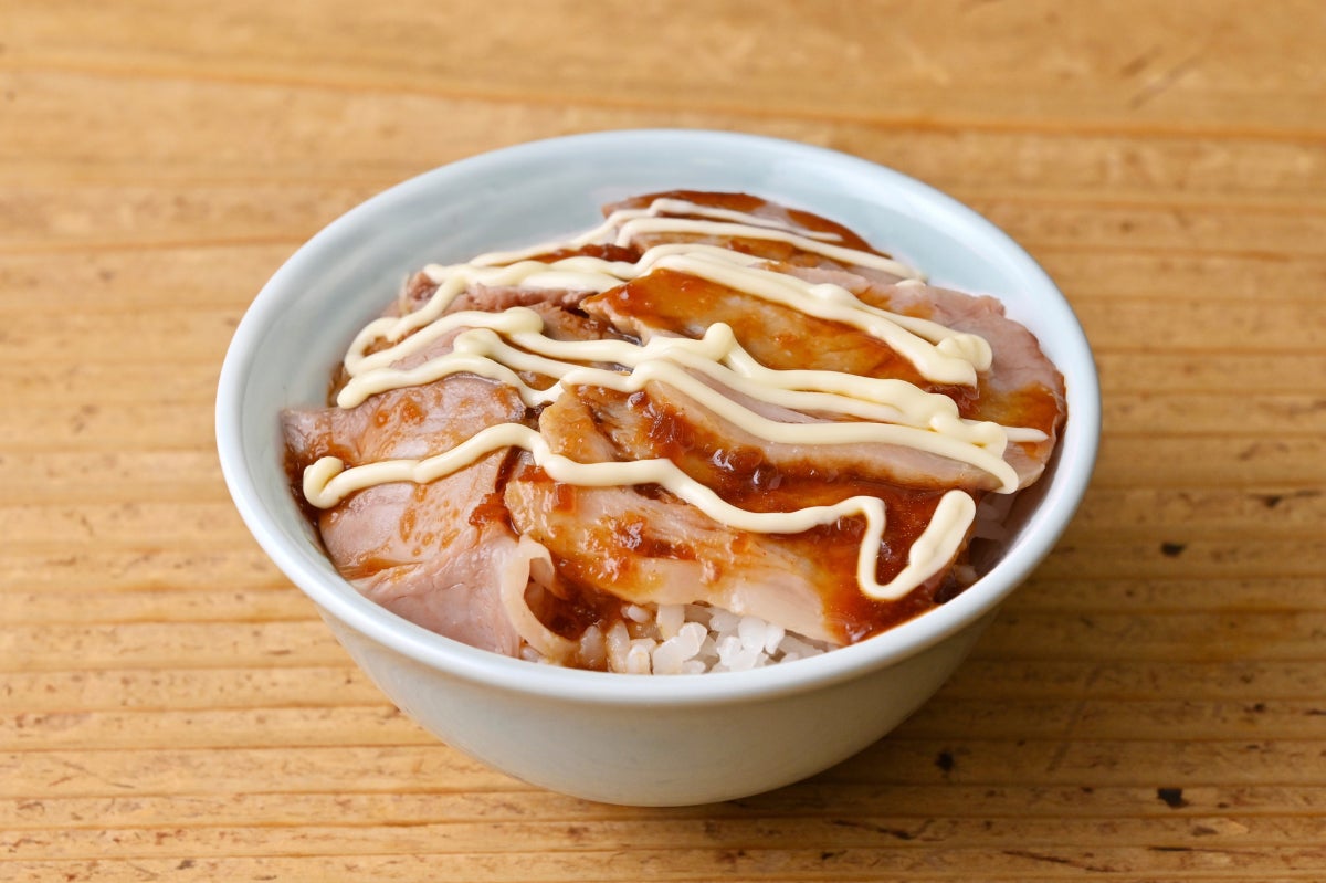 中華そばのチャーシューは、 実はごはんとも相性抜群。卓上の調味料をかければ、あっという間に「生姜焼き丼」に早変わり。※今だけLINE登録でごはん無料(通常110円)。