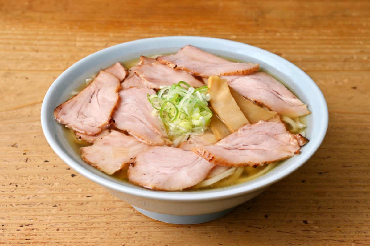 チャーシュー中華そば1,188円中華そばに、切りたてチャーシューをどっさり増量。見た瞬間「うまそう」と唸る、肉好きのための一杯。