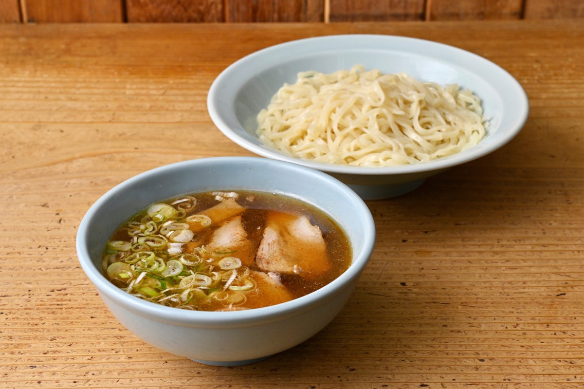 もり中華858円肉、麺、つけ汁。すすって、食べて、腹いっぱい。ガツンと満たされたい日はこれで決まり。