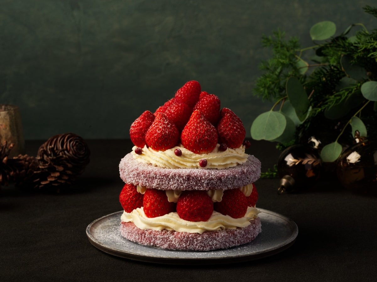 昨年のクリスマスケーキで最も好評を博した、エグゼクティブ ペストリーシェフ 野島 茂のシグネチャーケーキです。オーストラリアの伝統菓子「ラミントン」を、苺を主役にした華やかなクリスマスケーキに仕立てました。 ラズベリー風味のチョコレートソースを染み込ませたスポンジに、カスタードクリームとクロテッドクリームを合わせた特製クリームを重ね、ラズベリーの爽やかな酸味とまろやかなコクが調和する味わいに仕上げました。 苺はスライスせずに大粒のまま贅沢に飾ることで、苺本来のジューシーな果実感を存分にお楽しみいただけます。