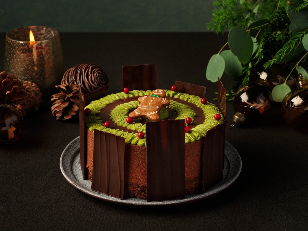 クリスマスの森に佇む切り株をイメージした存在感のある華やかなケーキ。ご家族やご友人が集うクリスマスのひとときにもおすすめです。 なめらかなチョコレートムースに、栗のババロア、ほろ苦いカラメルムース、ヘーゼルナッツのキャラメリゼ、チョコレートビスキュイを重ね、表面を抹茶風味のマロンクリームで彩りました。 チョコレートの深いコクに、栗のやさしい甘みやカラメルの香ばしさ、ヘーゼルナッツの食感が重なり、濃厚ながらも最後の一口まで軽やかに味わえるよう仕上げています。