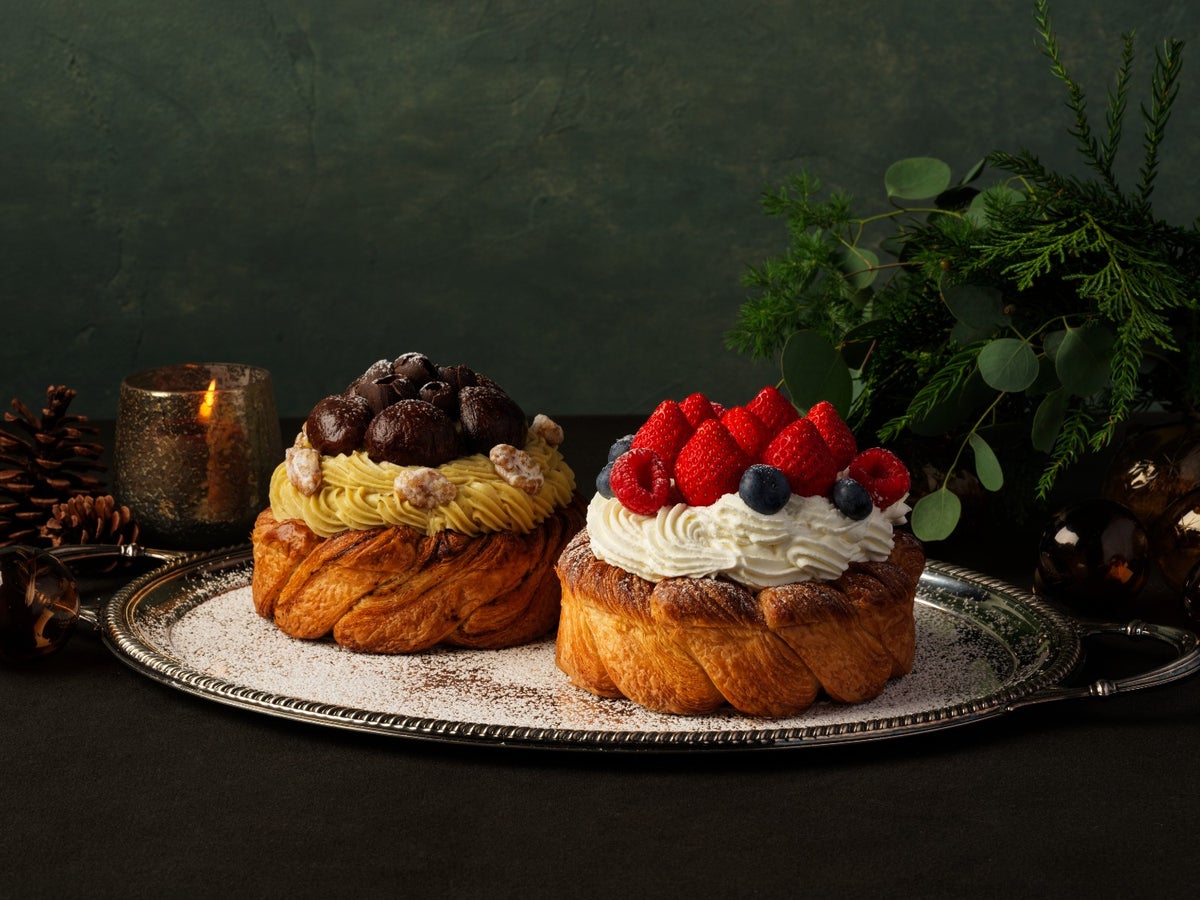 「クロワッサンがクリスマスケーキになったら」という発想から生まれた、シェフの遊び心あふれる「クロワッサン ノエル」シリーズです。 スポンジの代わりに、フランス産のAOCバターを贅沢に使い、香ばしく焼き上げたクロワッサン生地を土台に使用。カスタードクリームをたっぷりと重ね、苺とベリーを飾った「クロワッサン ノエル」と、和栗を贅沢に使った「クロワッサン ノエル モンブラン」の2種をご用意しています。