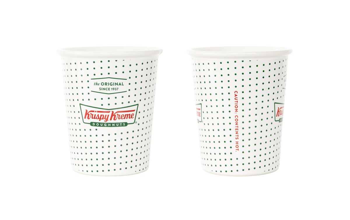 『クリスピー・クリーム コーヒー カップ』 【販売期間】 2026年10月1日（木）～ なくなり次第終了 【販売価格】 1,760円 【販売店舗】 クリスピー・クリーム・ドーナツ一部店舗 ※KKD店舗以外の一部小売店及び催事も対象外。詳細は公式サイトをご確認ください。 【サイズ】 口径：約86mm、高さ：約100mm 【素材】 美濃焼 お店で使っている紙カップがそのままセラミックカップになりました。 ドリップコーヒーと一緒に楽しむと、お家でもクリスピー・クリームのお店気分に♪
