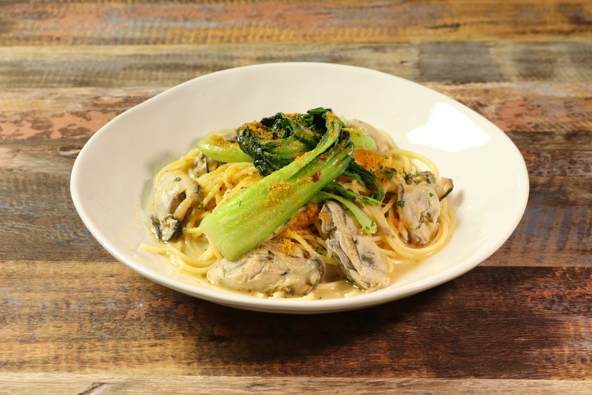 【瀬戸内牡蠣と青梗菜のオイルパスタ カラスミ風味】 1,390円（税込1,529円） 瀬戸内産牡蠣の濃厚な旨みと、みずみずしい青梗菜を合わせたオイルパスタ。仕上げにカラスミ風味をまとわせることで、海の香りとコクが広がる大人の味わいに仕上げました。