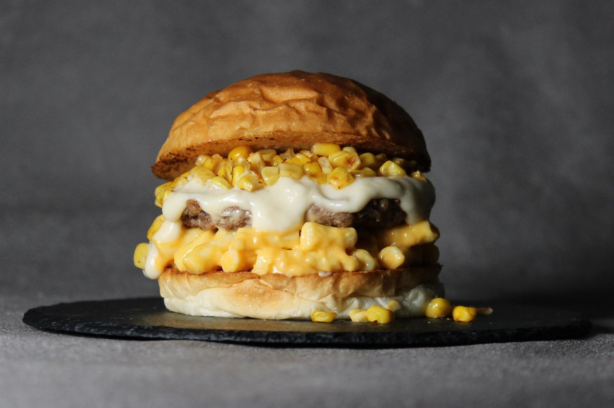 ＜エッセンサッポロ＞旬のとうきびグラタンチーズバーガー (1個) 1,458円 ※各日80個限り