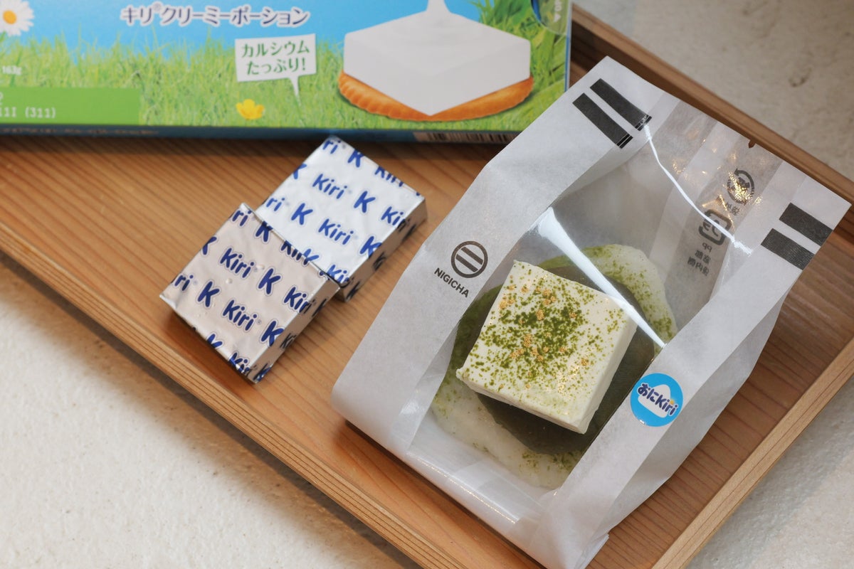 『抹茶あんおにKiri®（おはぎ風）』480円（税込）。濃厚な抹茶あんと『キリ』に玄米茶パウダーを重ね、金粉で仕上げました。