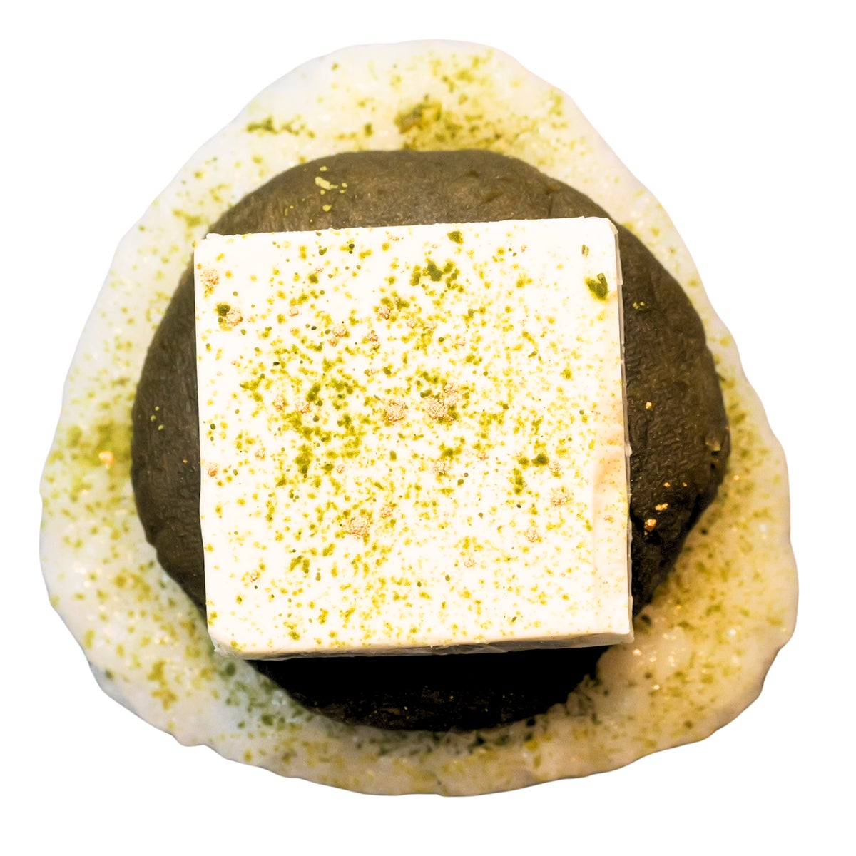 一つずつ個包装で提供する『抹茶あんおにKiri®（おはぎ風）』。濃厚な抹茶あんと『キリ』を組み合わせた、NIGICHAらしいおにぎり型おはぎです。