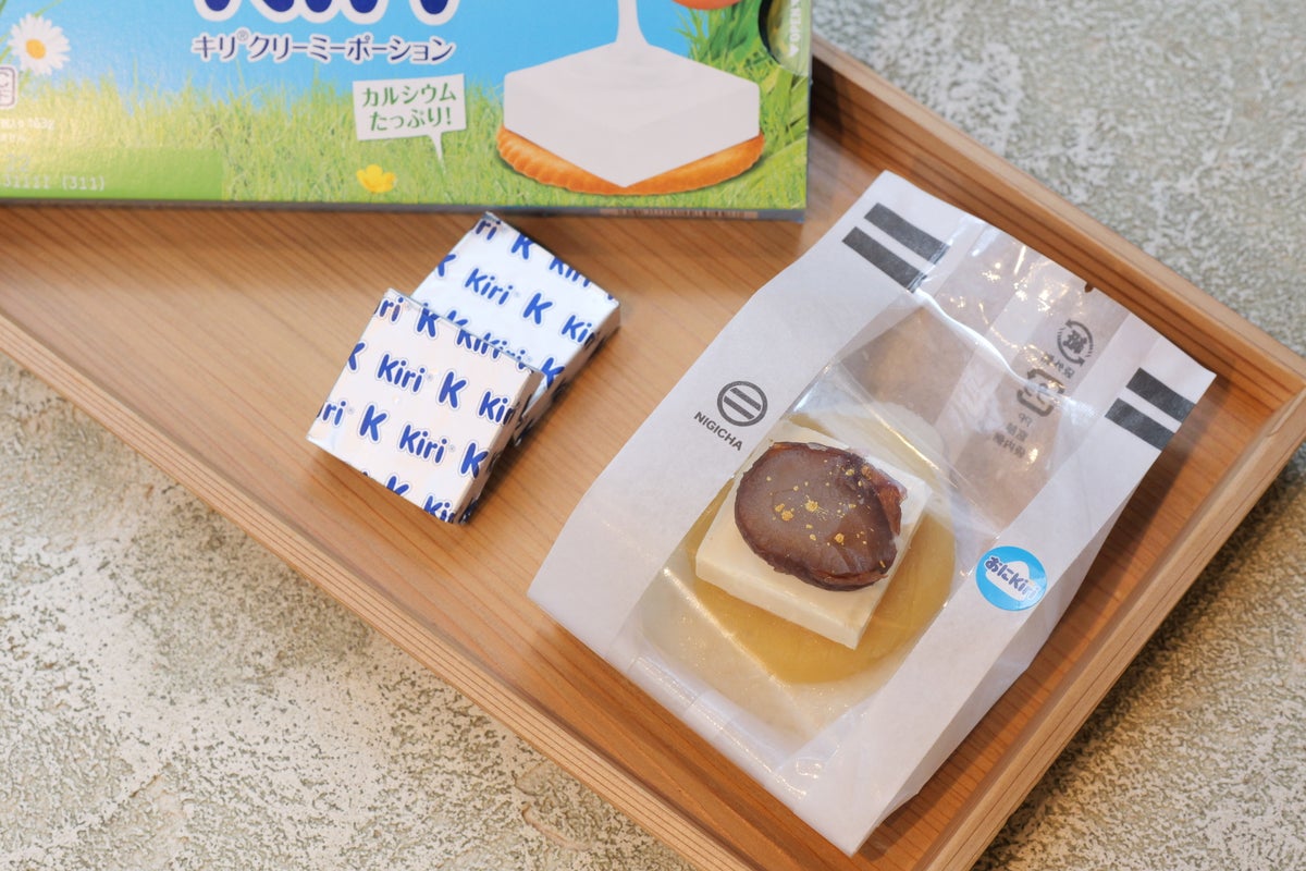 『栗きんとんおにKiri®（おはぎ風）』530円（税込）。栗きんとんあんと『キリ』に渋皮栗の甘露煮を重ね、金粉で華やかに仕上げた秋限定の和スイーツ。
