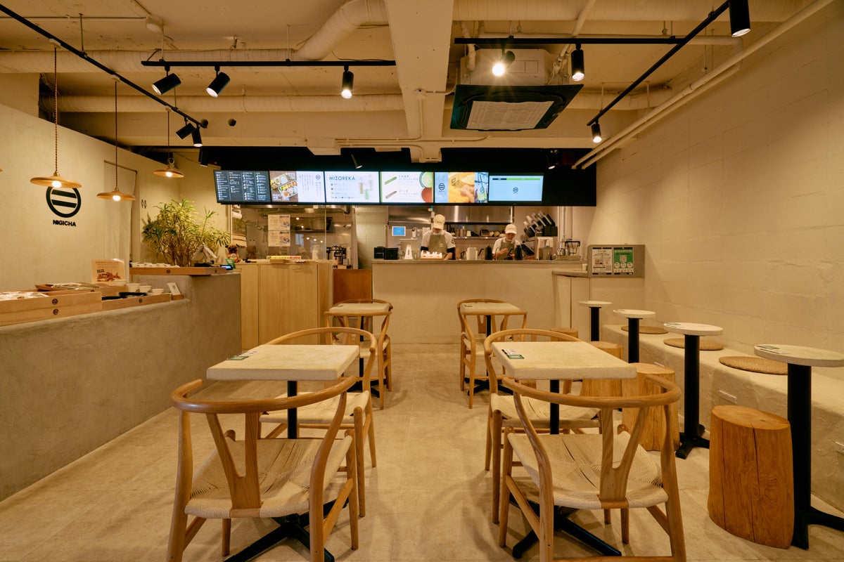日本茶とおにぎりを現代のスタイルで楽しめる、NIGICHA 新宿御苑前店の店内。