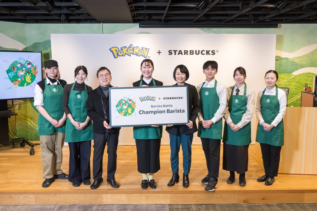 今回のコラボレーションは、世界中で愛されるポケモンとともに、より多くのお客様にコーヒーの魅力を届けたいという想いから生まれました。スターバックスでは、パートナー(従業員)の情熱や探究心がコーヒーの可能性を広げる力になると考えています。その想いを形にするため、全国のバリスタを対象に「ポケモン+スターバックス バリスタバトル」を開催。700件以上のポケモンをテーマにしたビバレッジレシピの応募の中から選ばれた6名のバリスタが開発したビバレッジの中から、チャンピオン作品が今回商品化されました。