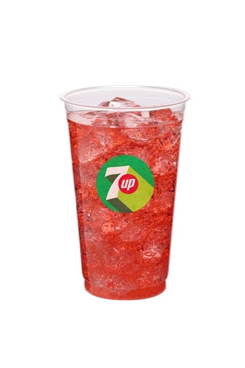＜キャラメルポップコーン × ストロベリー ＞「ストロベリー7up」 甘酸っぱいストロベリーの風味がキャラメルポップコーンの甘さを引き立てる、デザート感覚で楽しめるペアリングです。スイーツ感覚で楽しめる新しい組み合わせをご提案します。