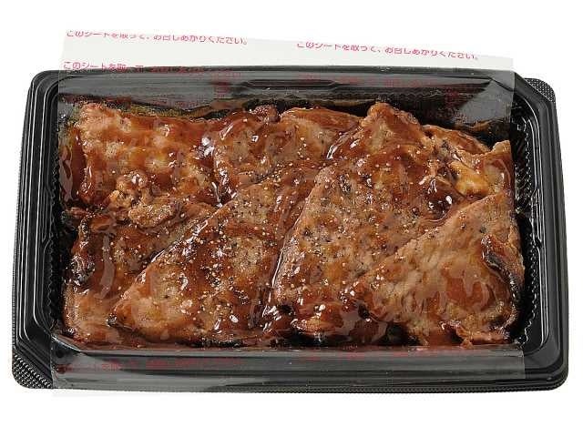 ■ぶたはげ監修 炭火焼き豚丼 価格：698円（税込753.84円） 販売エリア：全国 帯広市の人気店「ぶたはげ」監修の豚丼。味の決め手は、醤油やザラメなどを合わせた甘辛い特製ダレです。炭火で香ばしく焼き上げた豚肉と特製ダレで最後のひと口まで食べ応えのある一品に仕上げました。