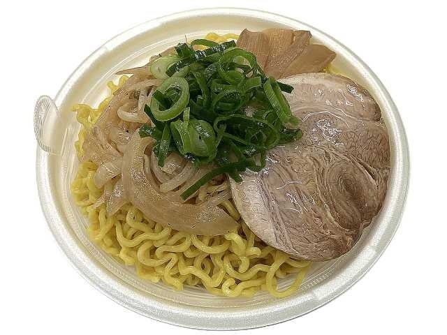 ■札幌すみれ監修 濃厚しおラーメン 価格：580円（税込626.40円） 販売エリア：全国 札幌市の人気店「すみれ」監修の塩ラーメン。ガラ（鶏・豚）の清湯スープにラードやにんにくを加えたスープ。濃厚でコクとパンチのある「すみれらしさ」を楽しめる塩ラーメンです。