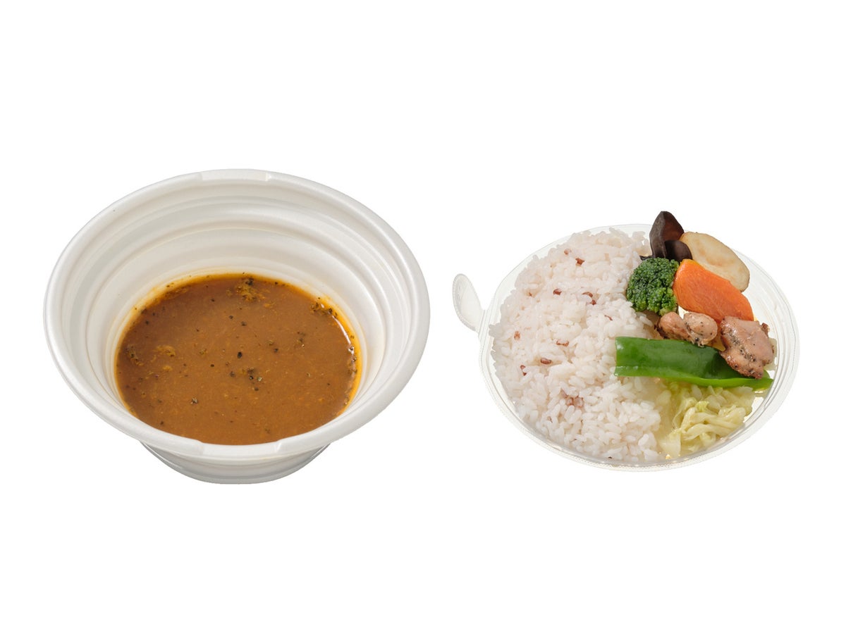 ■Suage監修 チキンと野菜のスープカレー 価格：648円（税込699.84円） 販売エリア：全国 札幌市の人気店「Suage」監修のスープカレー。鶏や野菜の旨みがつまったスパイス香るカレーに、香ばしく焼いた鶏肉や素揚げしたじゃがいもや人参などを合わせてお楽しみください。