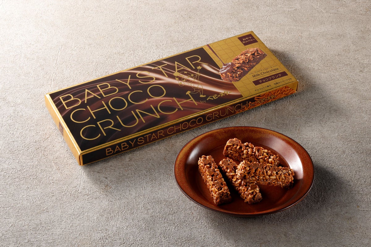 ベビースターチョコクランチ (ミルクチョコレート味) 内容量：8本 価 格：1,200円(税込) おなじみのチキン味のベビースターと小麦パフ、コク深いミルクチョコレートを合わせたチョコクランチです。ザクザクッとした食感と甘じょっぱい味わいをお楽しみください。