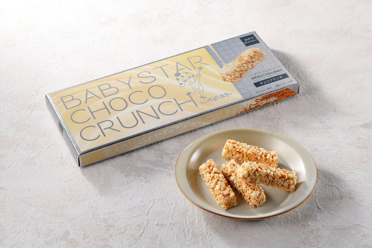 ベビースターチョコクランチ (ホワイトチョコレート味) 内容量：8本 価 格：1,200円(税込) おなじみのチキン味のベビースターと小麦パフ、濃厚なミルク感のホワイトチョコレートを合わせたチョコクランチです。ザクザクッとした食感と甘じょっぱい味わいをお楽しみください。