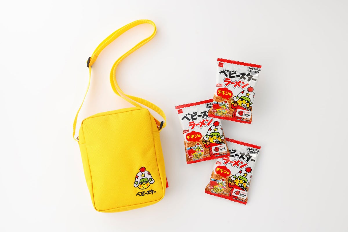 ベビースターラーメン(チキン味)ミニ ＆ホシオくんサコッシュセット 内容量：限定サコッシュ1個＋ベビースター ラーメン(チキン味)ミニ3袋 価 格：3,278円(税込) ベビースターキャラクター ホシオくんがデザインされたサコッシュとベビースターラーメン3袋のセット。300個限定、東京おかしランド限定。