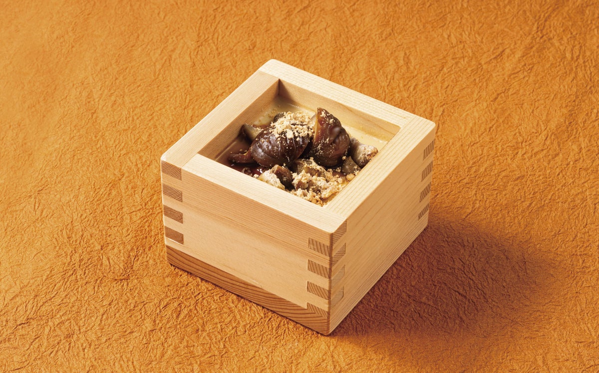 黒蜜きなこの甘栗プリン550円(税込605円) 粗ごしした栗を使用した濃厚なプリン。黒蜜きな粉を合わせた和風仕立てで、栗の豊かな香りが口いっぱいに広がります