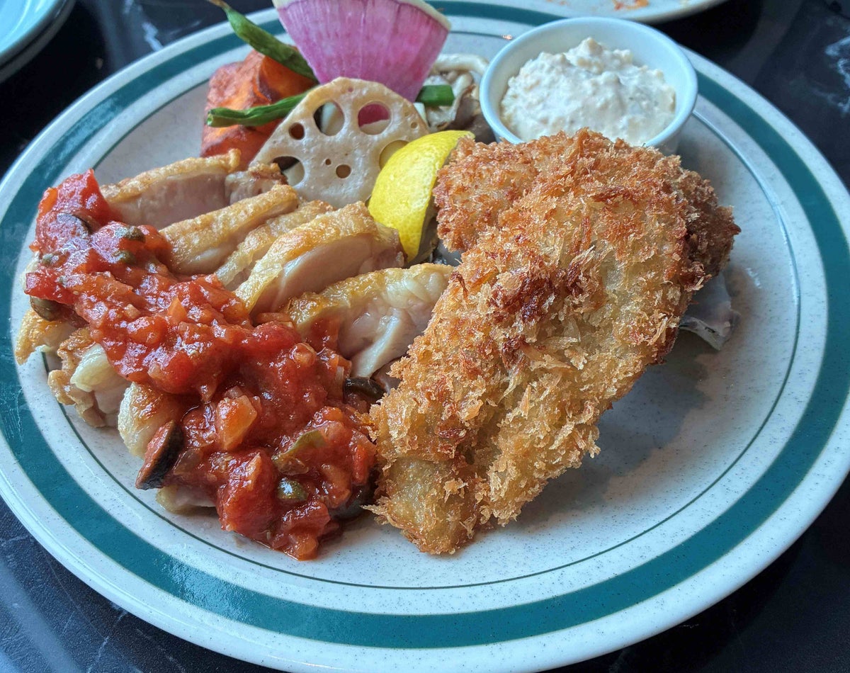 鶏もも肉のローストと牡蠣フライのダブルメイン ¥1,700(¥1,870)