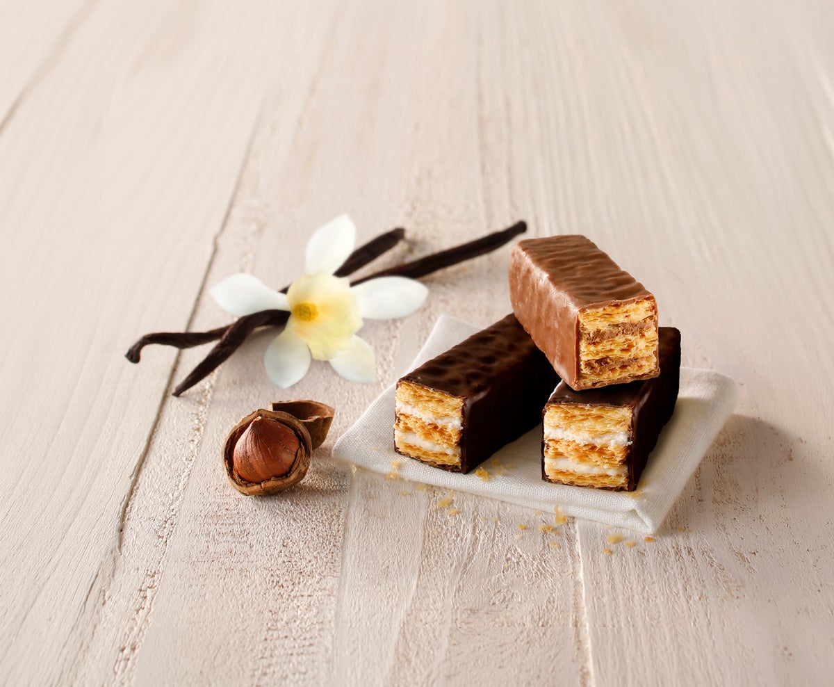 MILLE FEUILLE（ミルフィーユ） バターを100%使用したサクサクのパイ生地で素材のクリームをサンドし、濃厚なチョコレートで包み込んだ、秋冬シーズン限定のスイーツです。