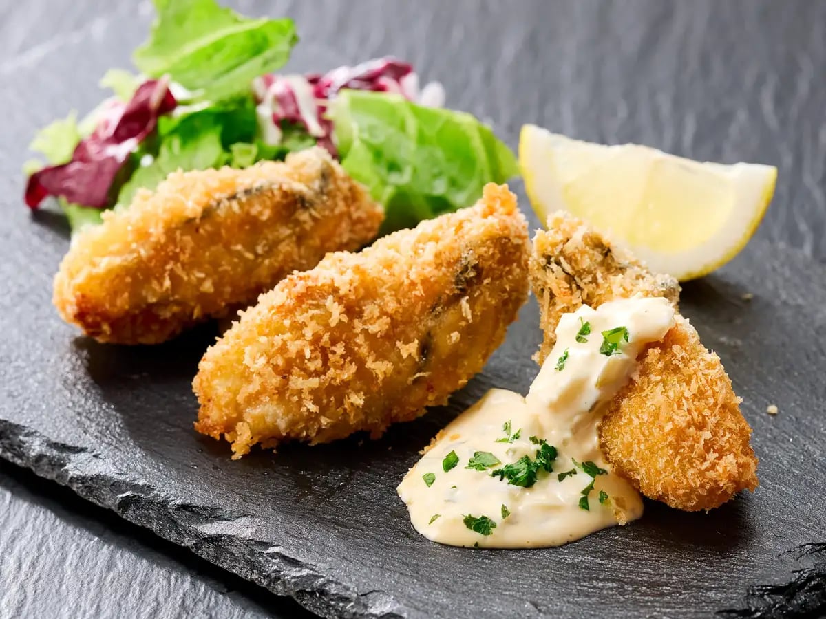 外はサクッと香ばしく、中は牡蠣の旨みが広がる定番メニュー。特製タルタルソースを添えることで、牡蠣の味わいをまろやかに引き立てます。 鍋とはまた違った牡蠣のおいしさを楽しめる一品として、お酒のお供にもおすすめです。■カキフライ 2個 490円(税込539円) 3個 690円(税込759円)