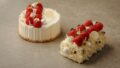 写真左より『クリスマス ショートケーキ』、『ブッシュ ド ノエル』
