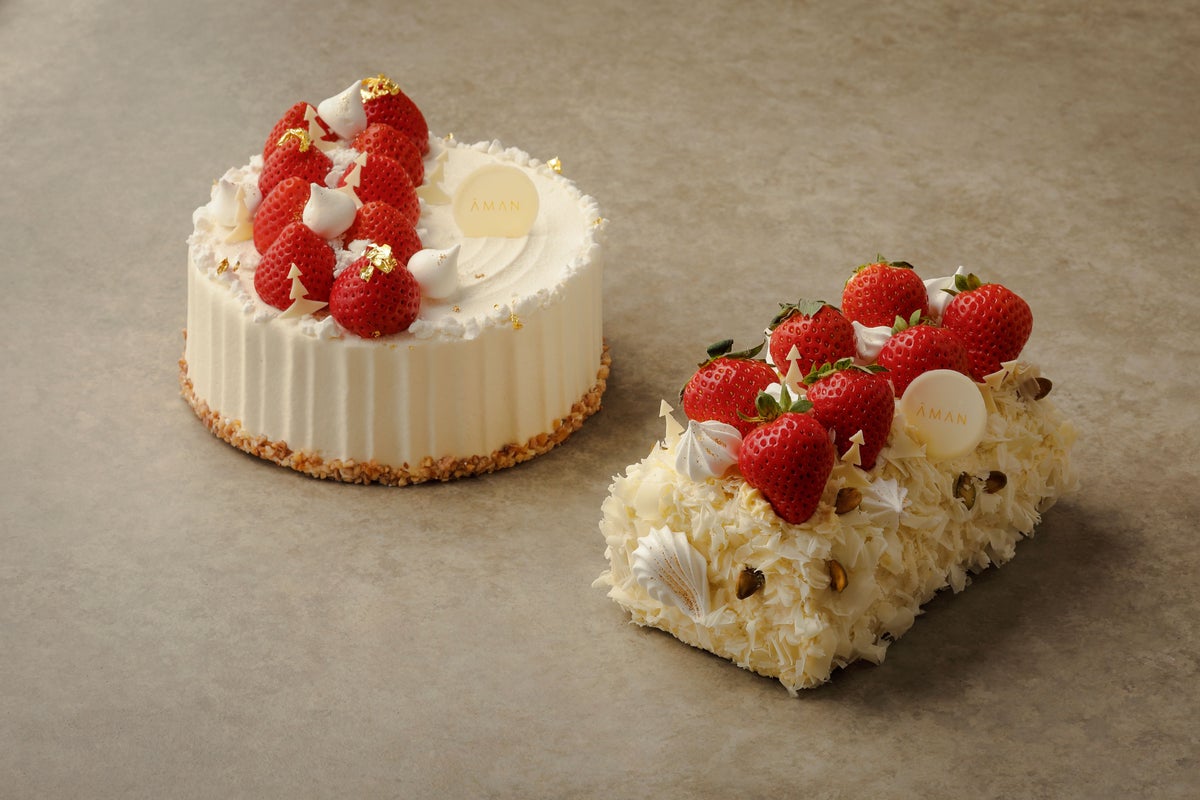 写真左より『クリスマス ショートケーキ』、『ブッシュ ド ノエル』