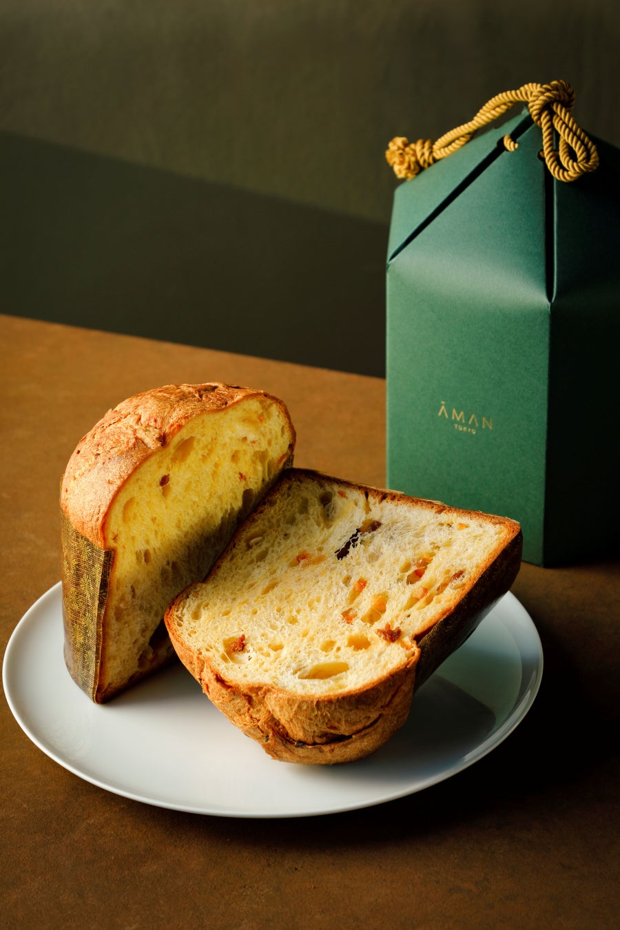 イタリアンレストラン「アルヴァ」より、ホリデーシーズンを彩るイタリアの伝統的な発酵菓子『アマン東京 パネットーネ 2026』をお届けいたします。ペストリーシェフが丹精込めて仕上げたパネットーネは、イタリア伝統の天然酵母「リエビトマードレ」を使用し、3日間かけて丁寧に作り上げています。伝統製法ならではの、豊かな香りとしっとりとした食感、穏やかな酸味、そして日持ちの良さが特長です。生地には、イタリア産小麦や上質な平飼い卵、 ‘丸の内ハニープロジェクト’ (注1)で採れたはちみつを使用。さらに、イタリアで親しまれるレモン、オレンジ、レーズンのドライフルーツをマルサラ酒に漬け込み、生地に練り込むことで、奥行きのある芳醇な味わいに仕上げました。クリスマスの団らんや年末年始のひとときに、ご家族や大切な方々とともにお楽しみください。